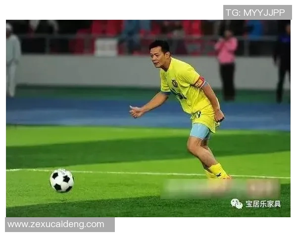 足球明星亲临新手村传授技巧与经验助力年轻球员成长